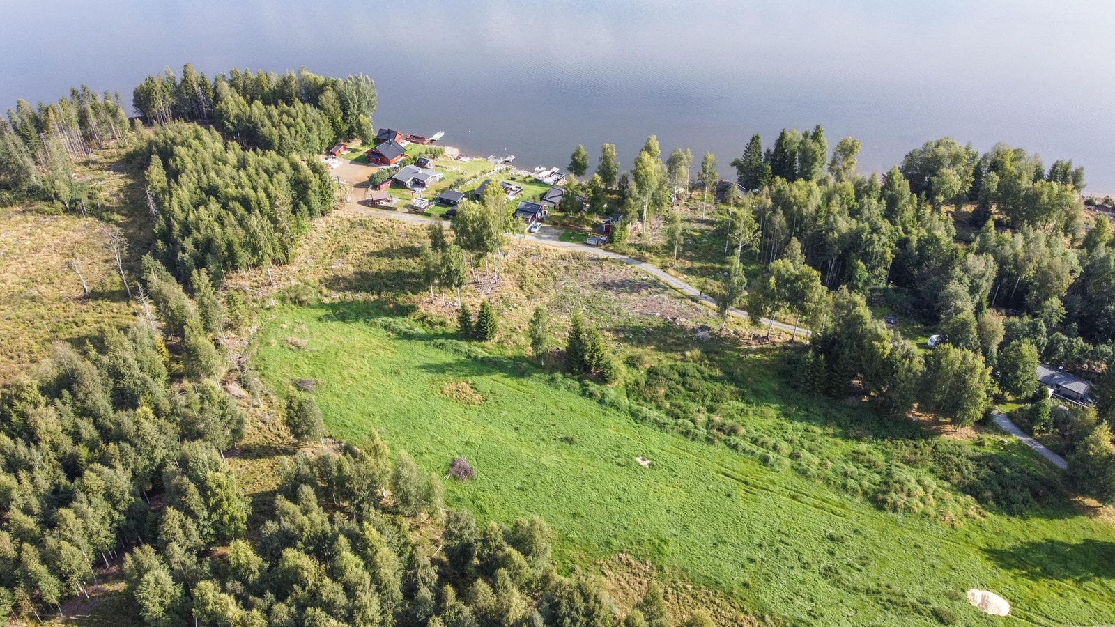Dronefoto over tomtene og utsikten over Hurdalssjøen. Galleribilde