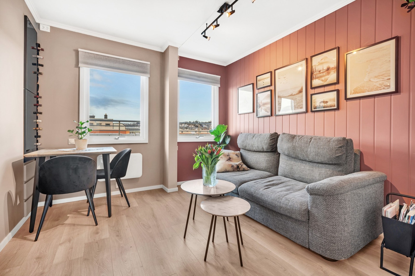 Leiligheten har en gjennomgående god standard og kan by på en fantastisk takterrasse, integrert vitrineskap, og overflateoppgraderinger gjort i 2018-19. Galleribilde
