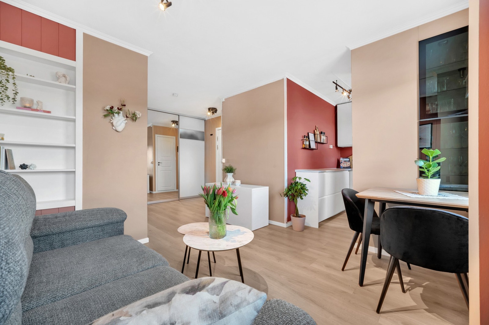 Leiligheten har en gjennomgående god standard og kan by på en fantastisk takterrasse, integrert vitrineskap, og overflateoppgraderinger gjort i 2018-19. Galleribilde