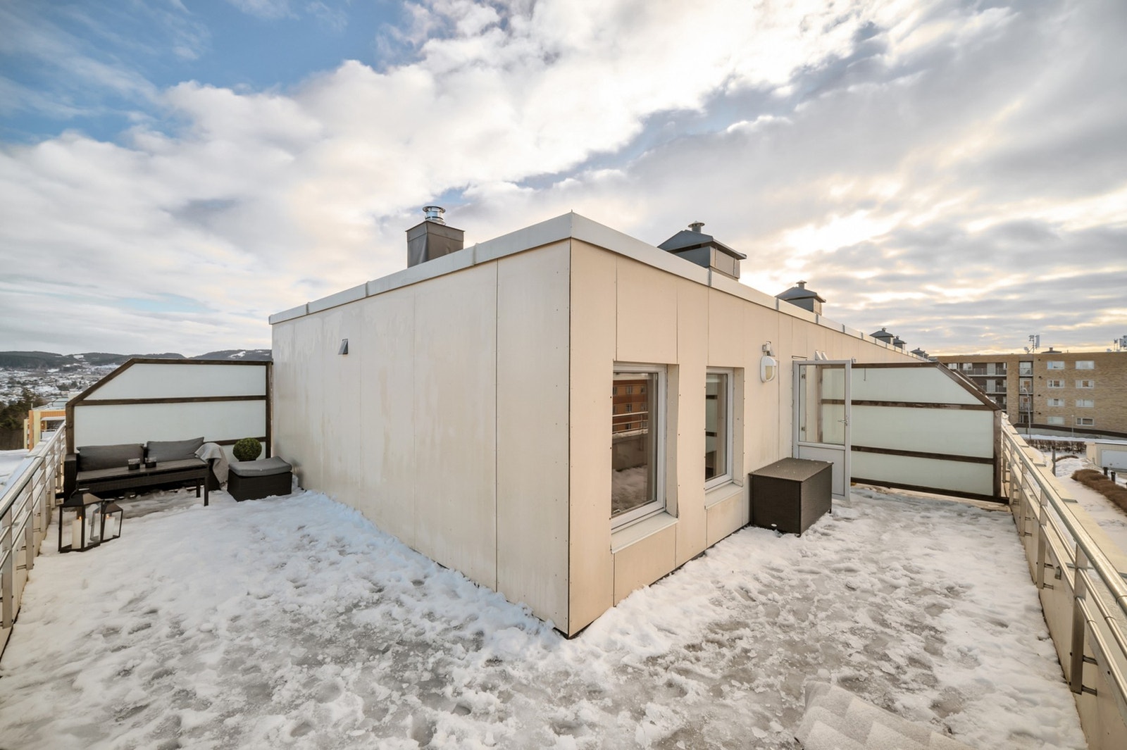 Toppleilighet med hjørnebeliggenhet og en solrik terrasse på 33 kvm. Galleribilde
