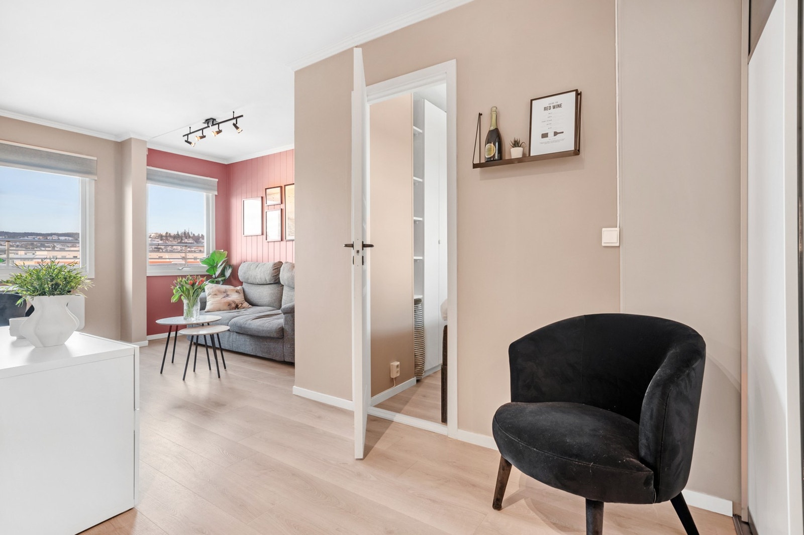 Store vindusoverflater gir mye lys i hele leiligheten. Galleribilde