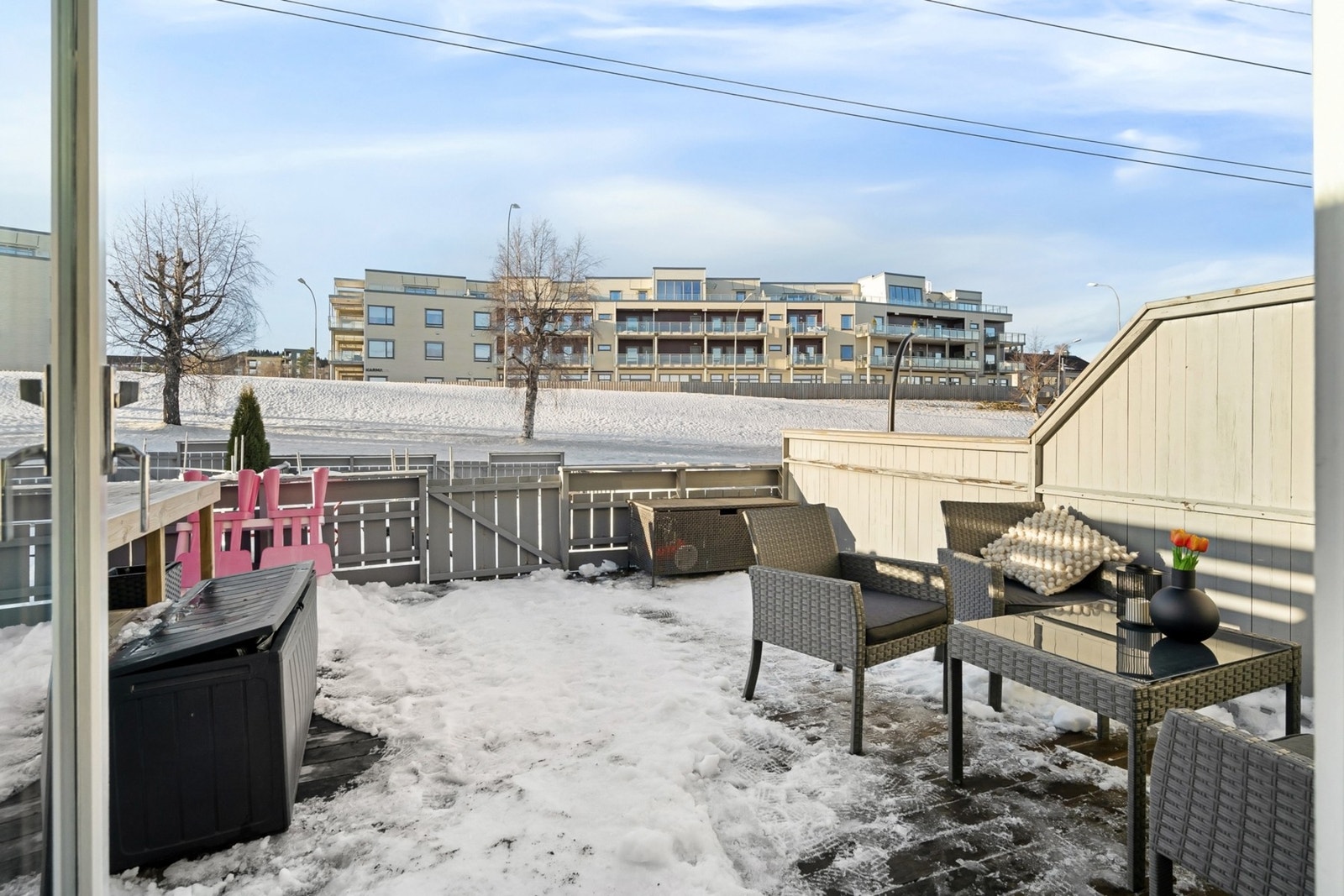 Fra stuen er det utgang til en solrik terrasse og hage hvor man kan nyte solen til ca kl. 21 på sommers tid. Galleribilde