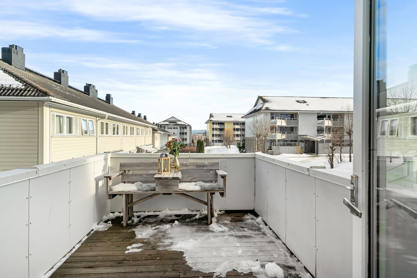 Fra kjøkkenet er det utgang til en koselig terrasse hvor man har solen fra morgen til utpå formiddagen. Galleribilde