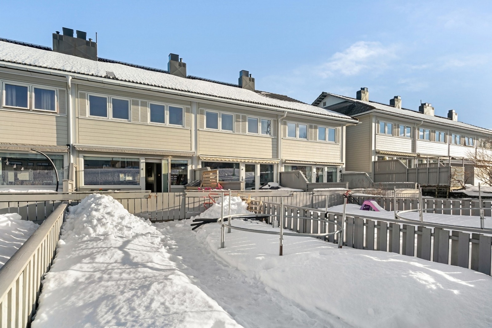 Velkommen til et innholdsrikt og flott rekkehus over tre plan. Galleribilde