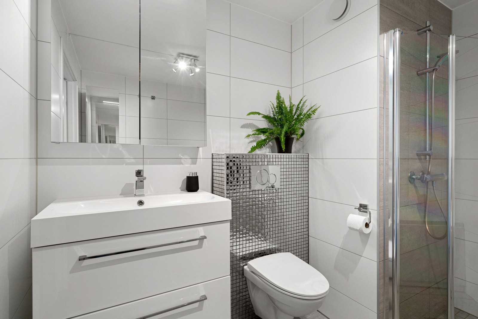 Flislagt baderom med varme i gulv. Galleribilde