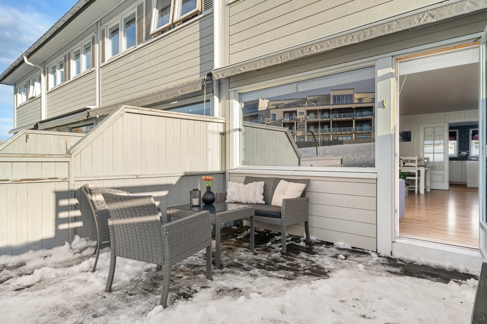 Boligen har flere solrike uteområder og en attraktiv beliggenhet på Flatåsen. Galleribilde