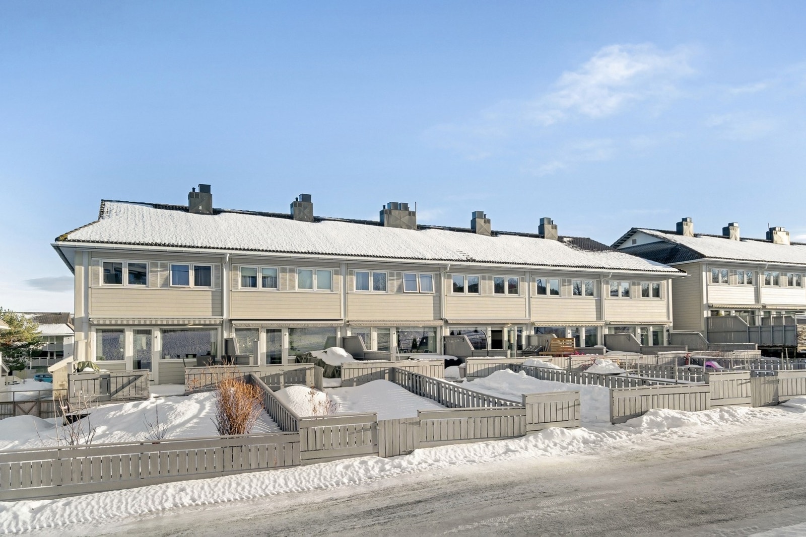 God plass til utemøblement på terrasse og hage på baksiden av boligen. Galleribilde