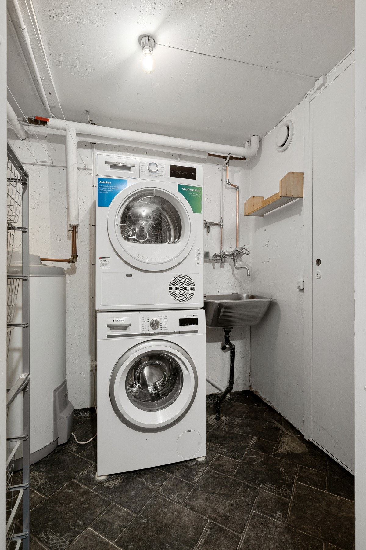 Praktisk vaskerom. Rikelig med lagringsplass i underetasje, utvendig bod og på loft med gulv og hyller for gode oppbevaringsmuligheter. Galleribilde
