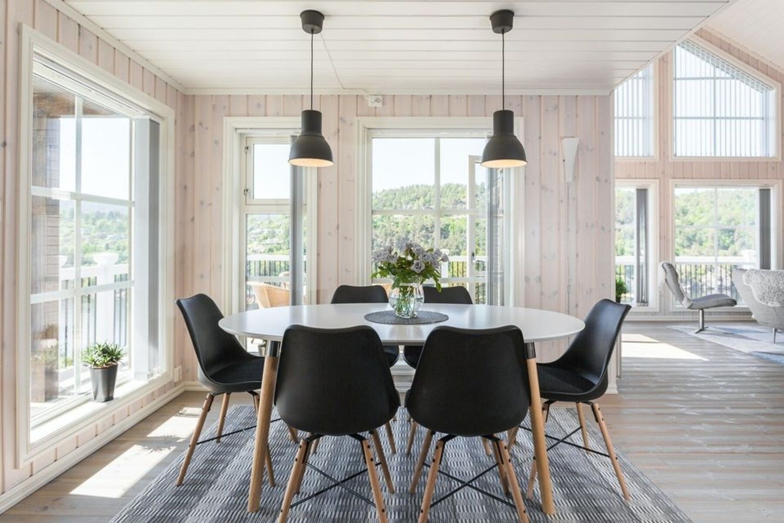 God plass til spisestue. Illustrasjon Galleribilde