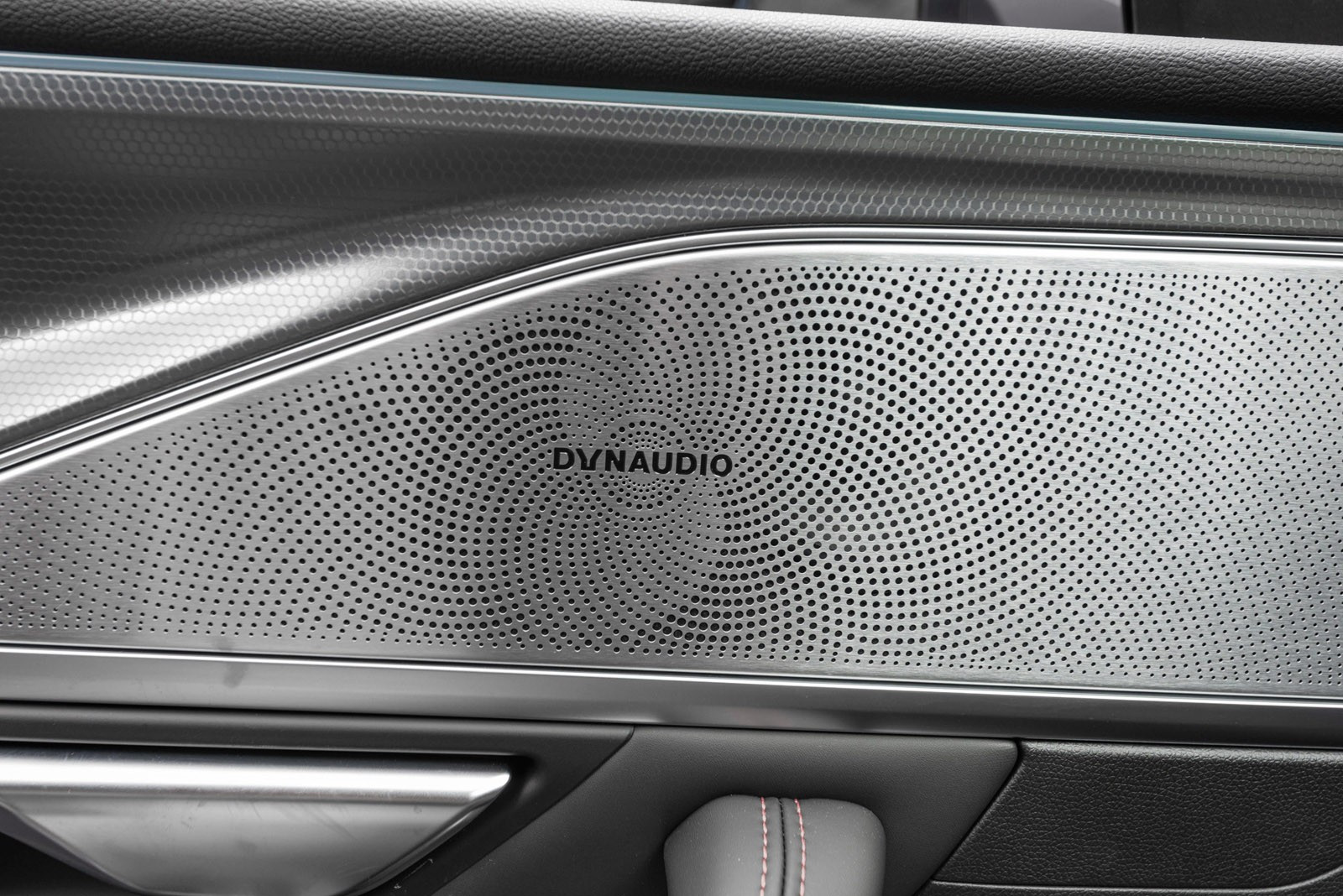 Bilen stereoanlegg kommer fra anerkjente Dynaudio og kommer med hele 600 watts 18 høytalere, så musikker er til å ta og føle på!!