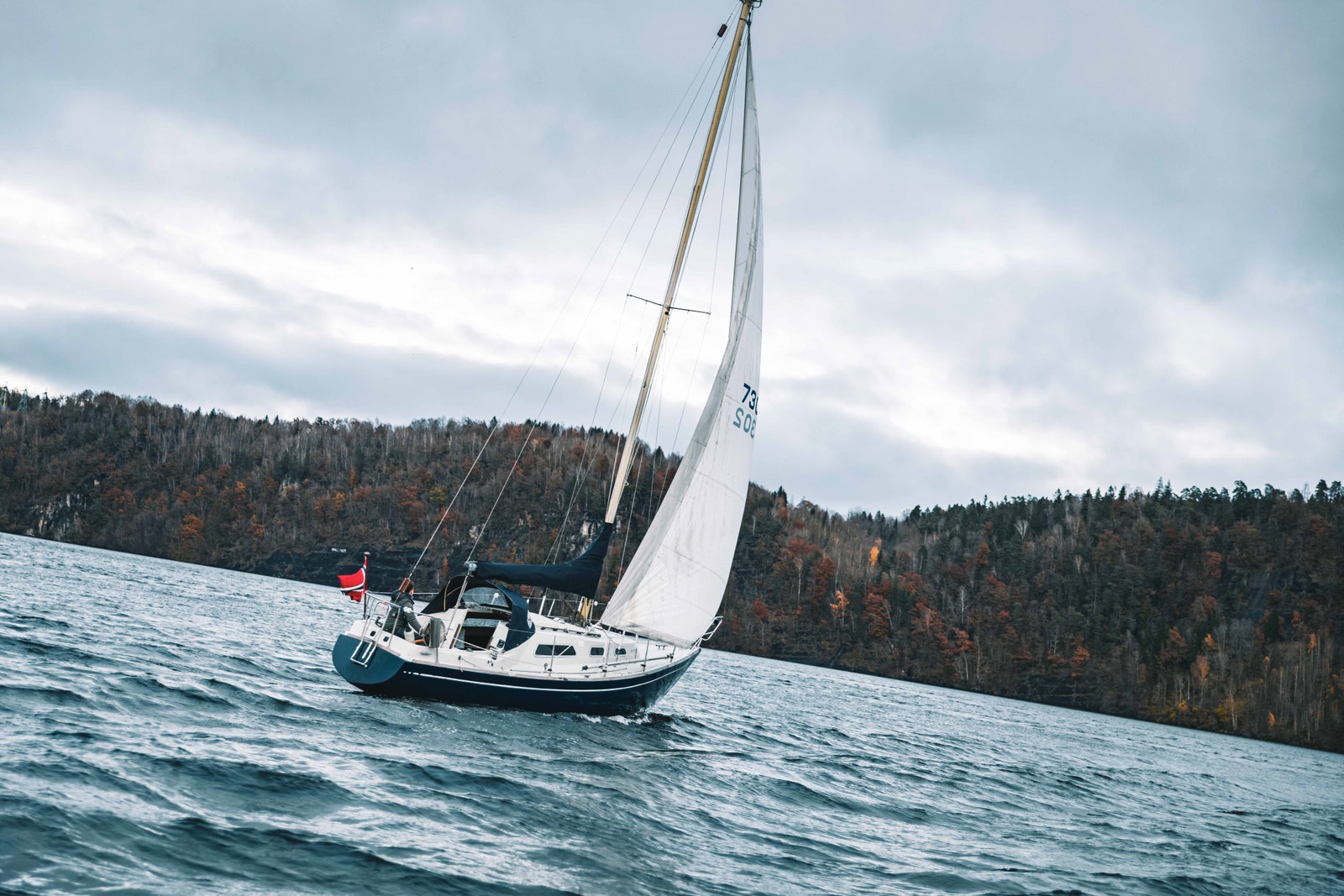 Bilde av 'Ohlson 29 bygge nr. 122. Påkostet seilbåt selges.'