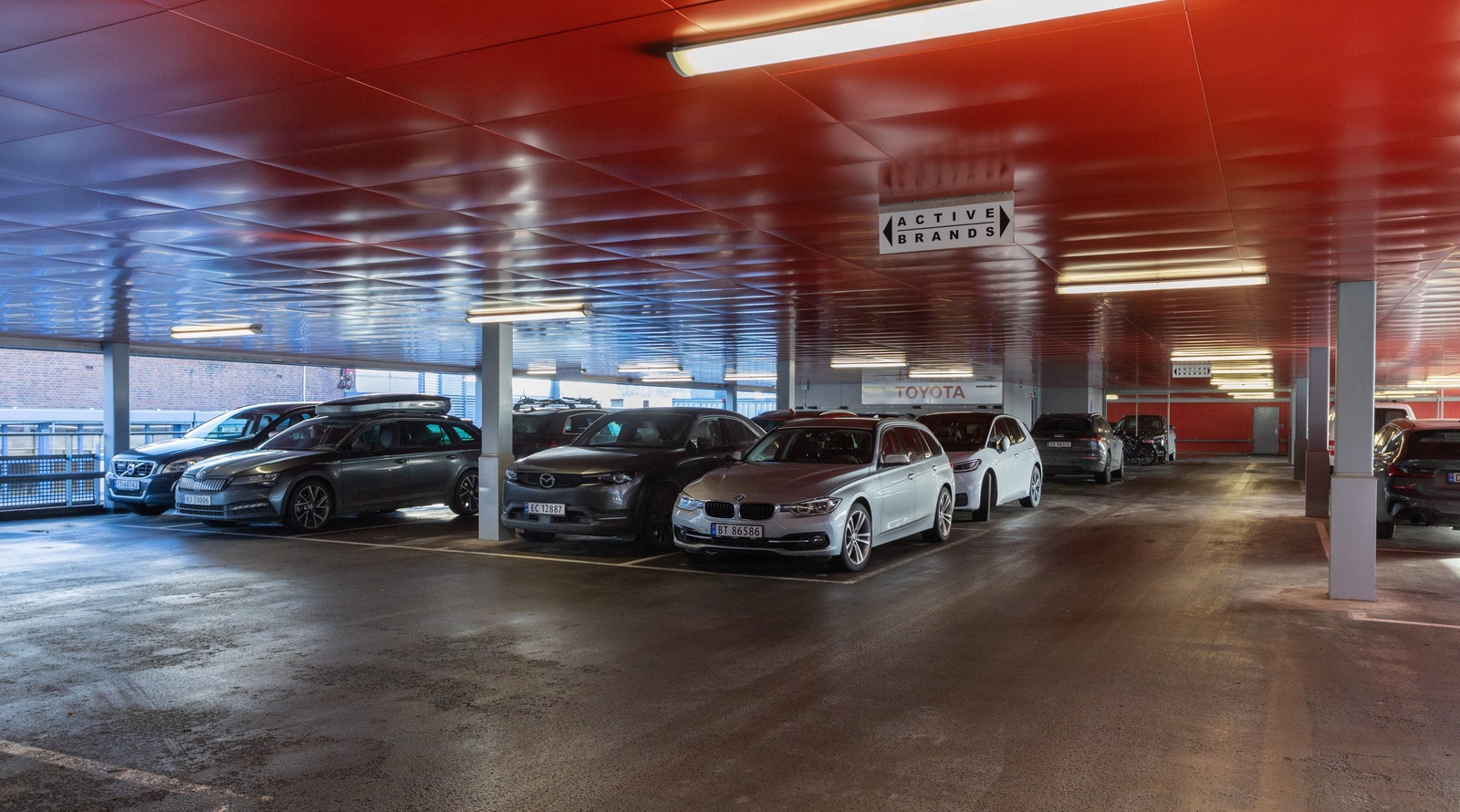 Parkering under tak Galleribilde