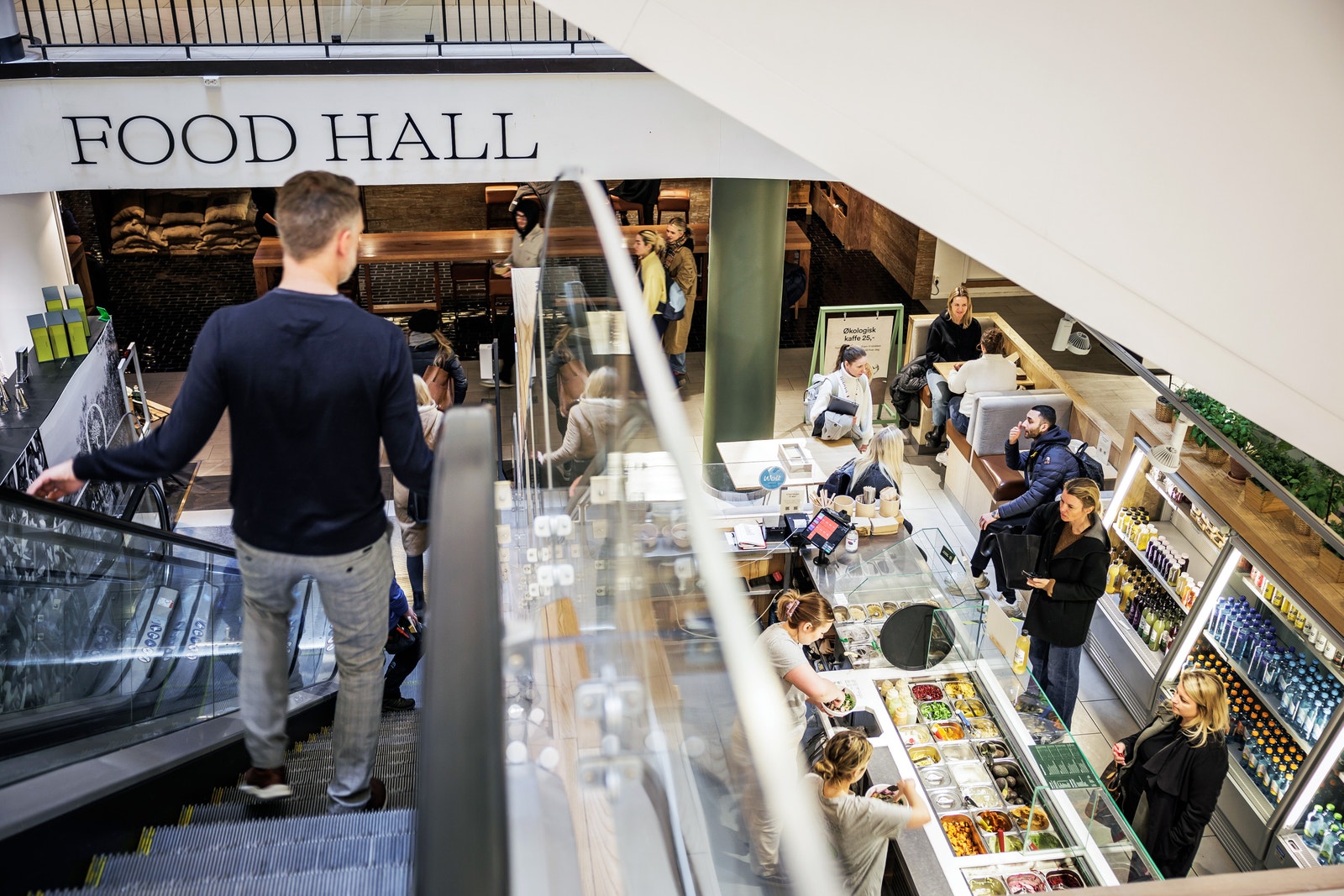 Food hall på Steen & Strøm med masse tilbud til lunsj, Matkroken dagkigvare, et utvalg av butikker og vinmonopol Galleribilde