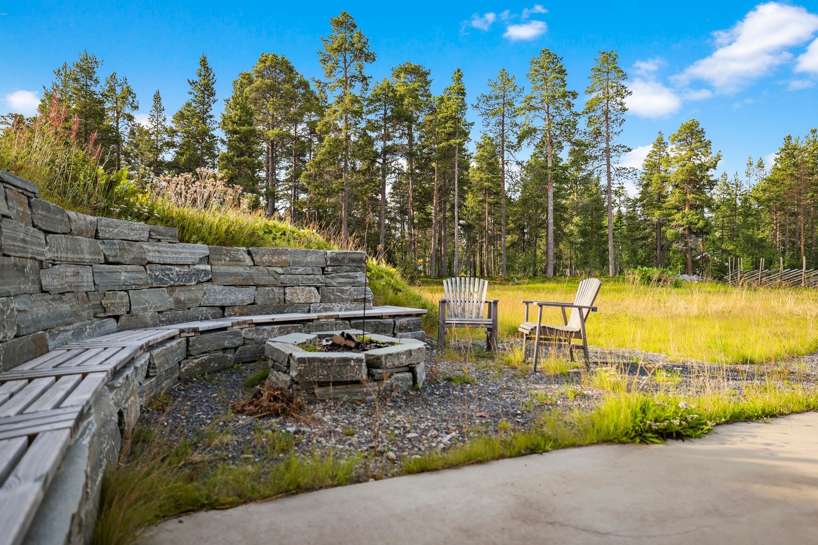 Opparbeidet uteområde med mulighet for grilling og kos Galleribilde