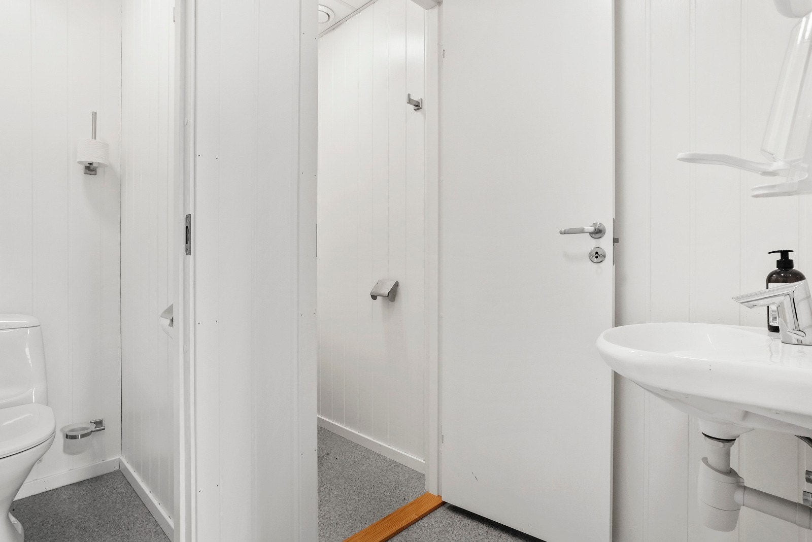 2 toaletter med adkomst fra vindfang Galleribilde