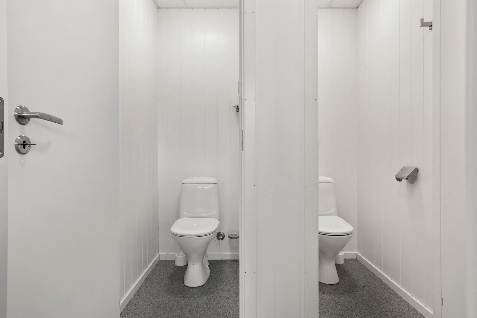 2 toaletter med adkomst fra vindfang Galleribilde