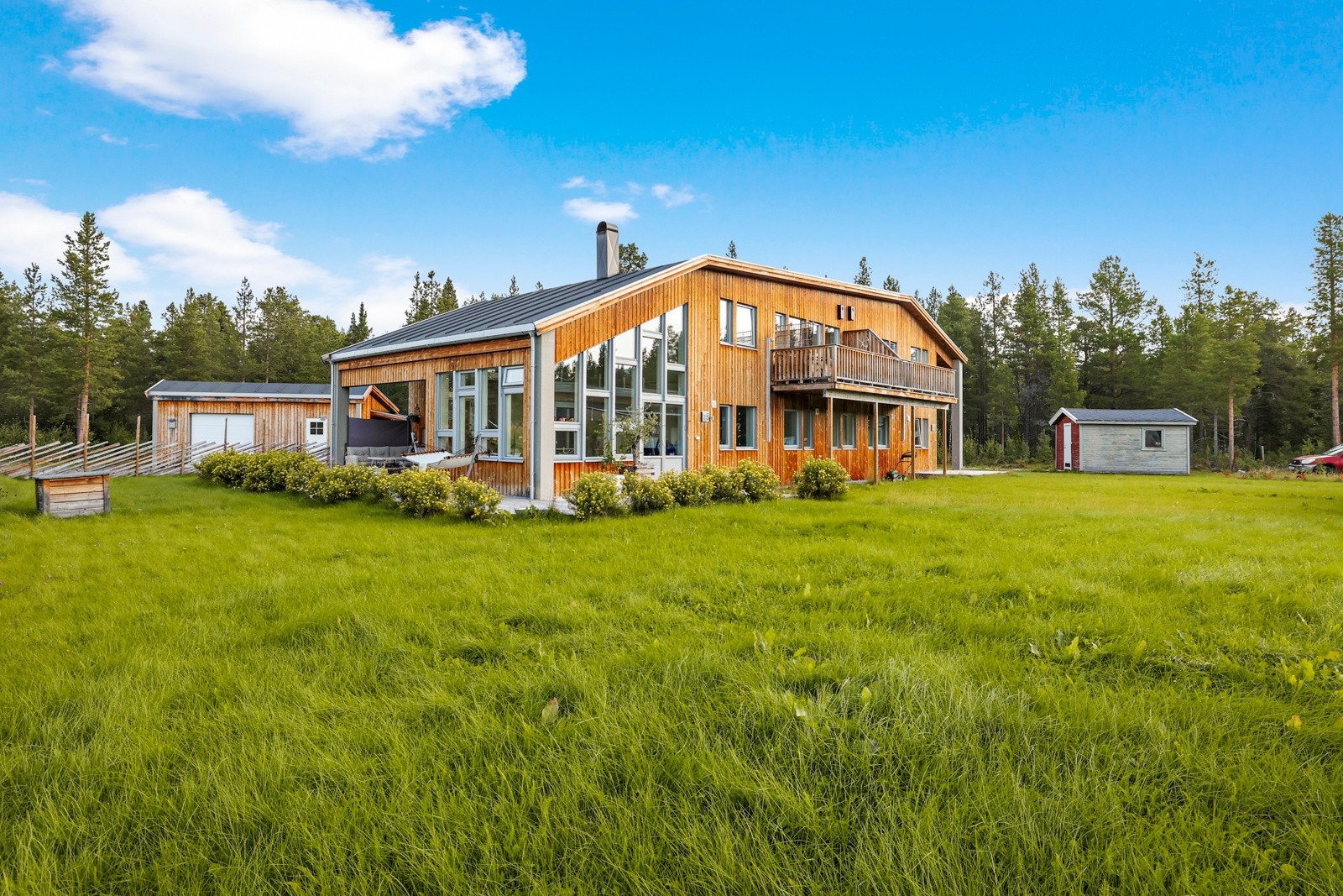 Boligen har tre boenheter + hybel Galleribilde