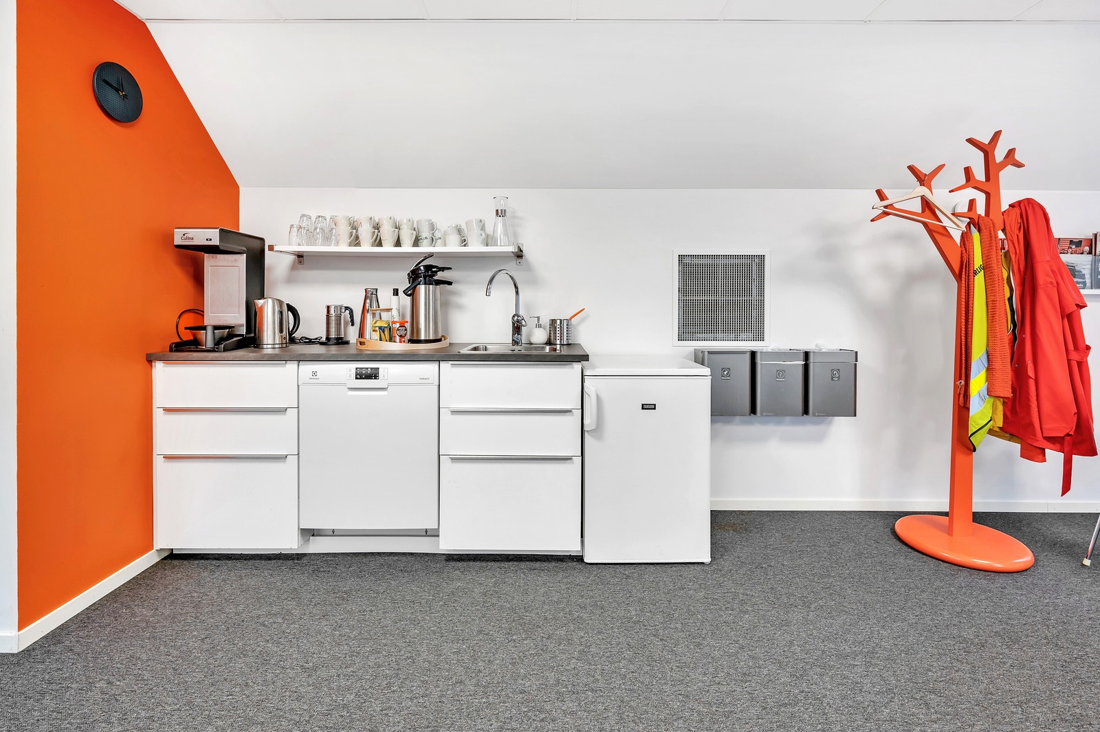 Kjøkken med oppvaskmaskin, kjøleskap, vask og opplegg til kildesortering. Galleribilde