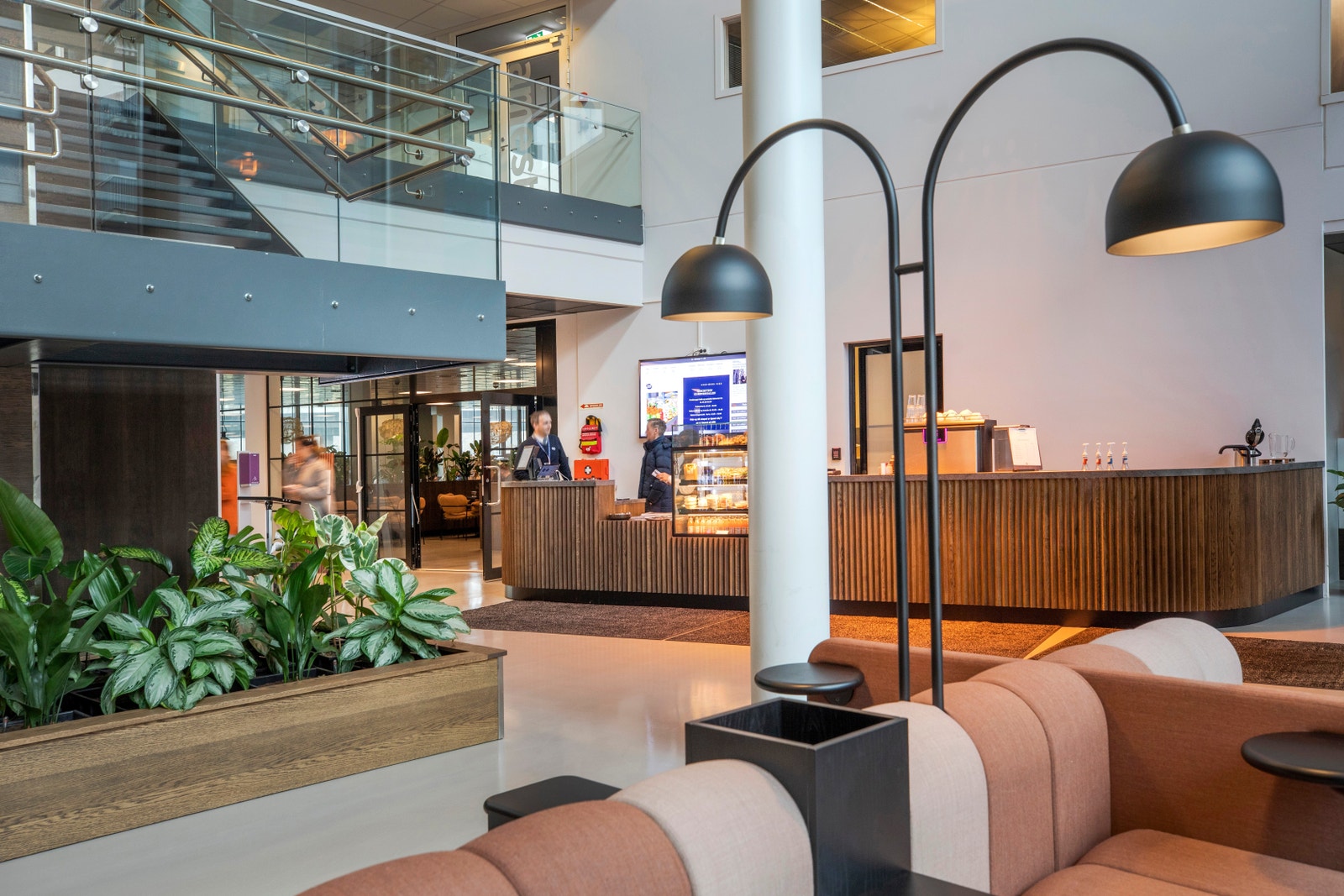 Bemannet resepsjon med kioskmuligheter Galleribilde