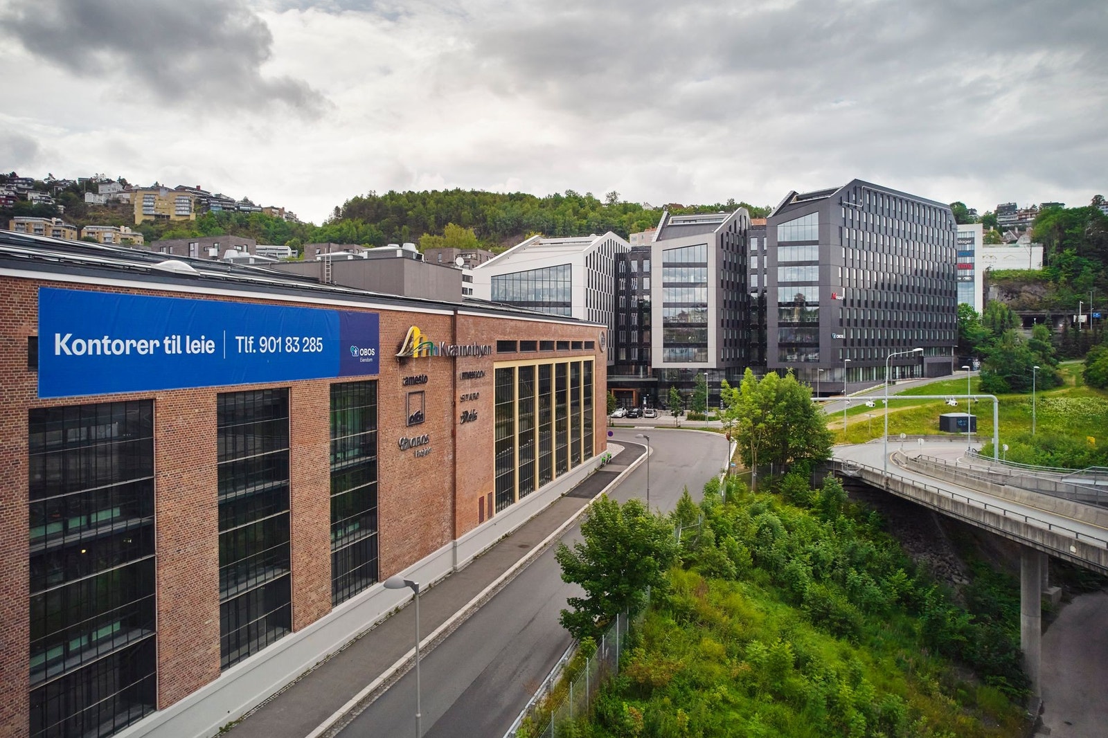 Historisk fasade med høy skilteksponering mot E6 Galleribilde