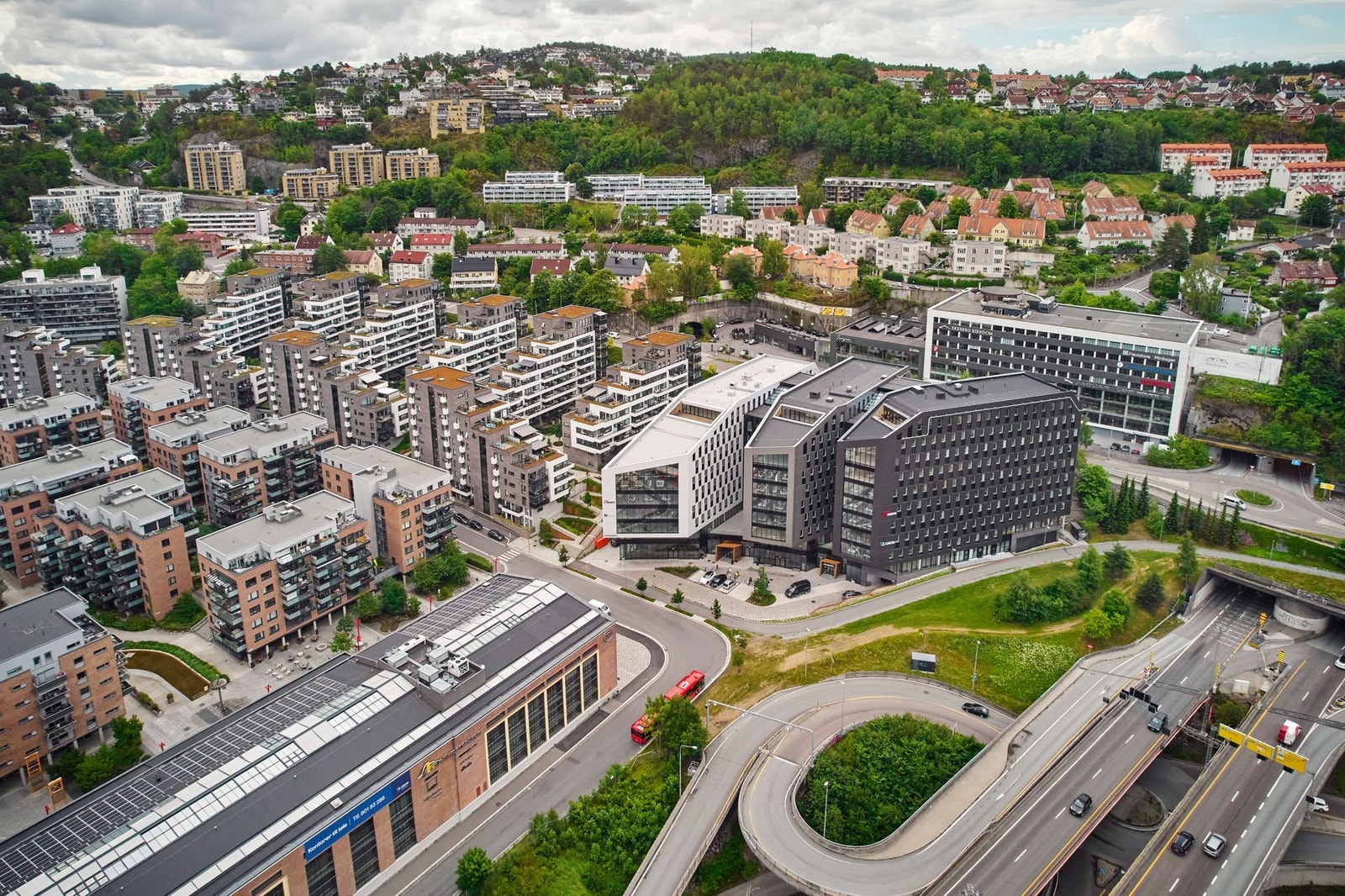 Tett koblet på E6 - Parkeringsmuligheter tilknyttet eiendommen Galleribilde