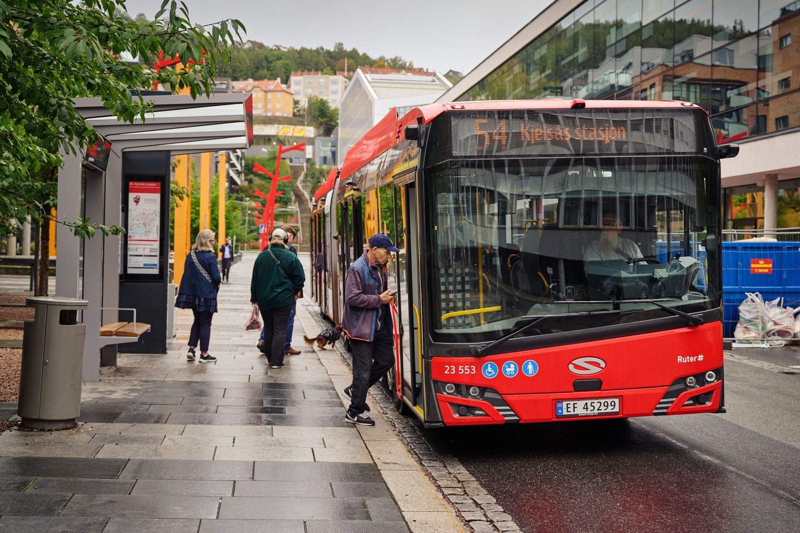 Linje 54 kjører rett utenfor eiendommen - avgang hvert 6. minutt i rushtid. Galleribilde