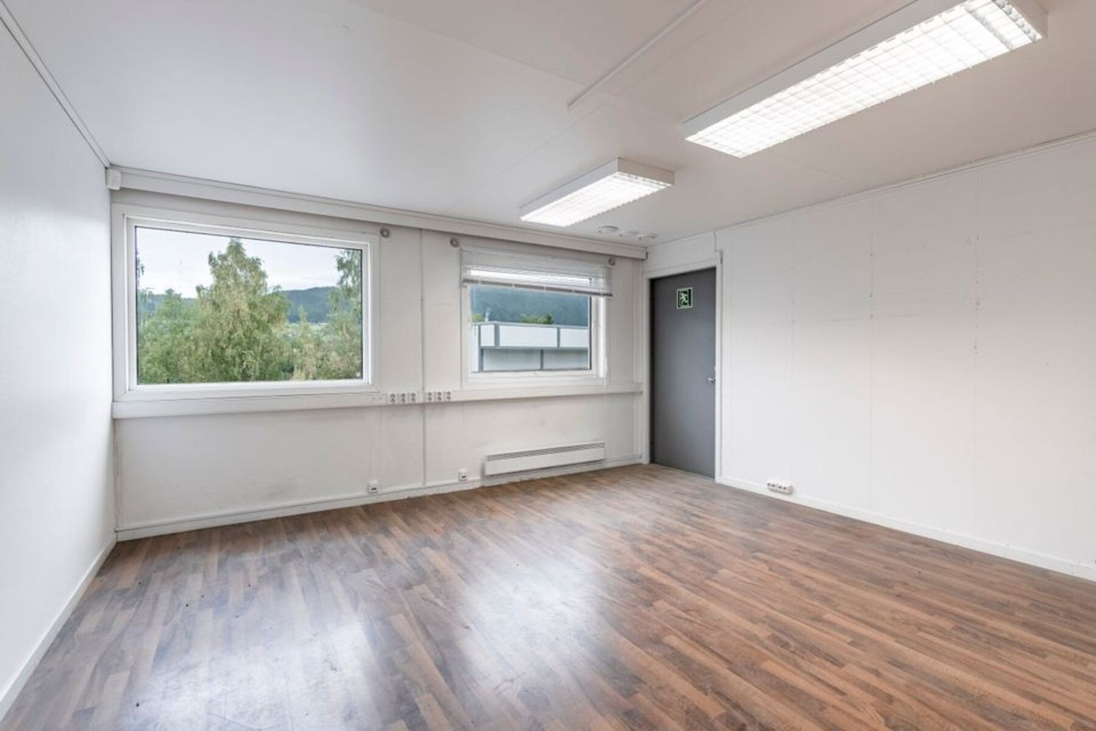 Åpne og større kontorareal, samt enkelte kontorceller. Galleribilde