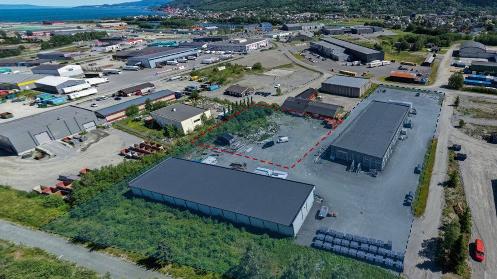 Areal markert i rødt utgjør ca. 2.000 kvm og kan leies ut som tomt. Eventuelt kan det etableres ytterligere en plasthall for utleie. Estimert ferdigstillelse er ca. 4 måneder fra kontraktinngåelse. Galleribilde