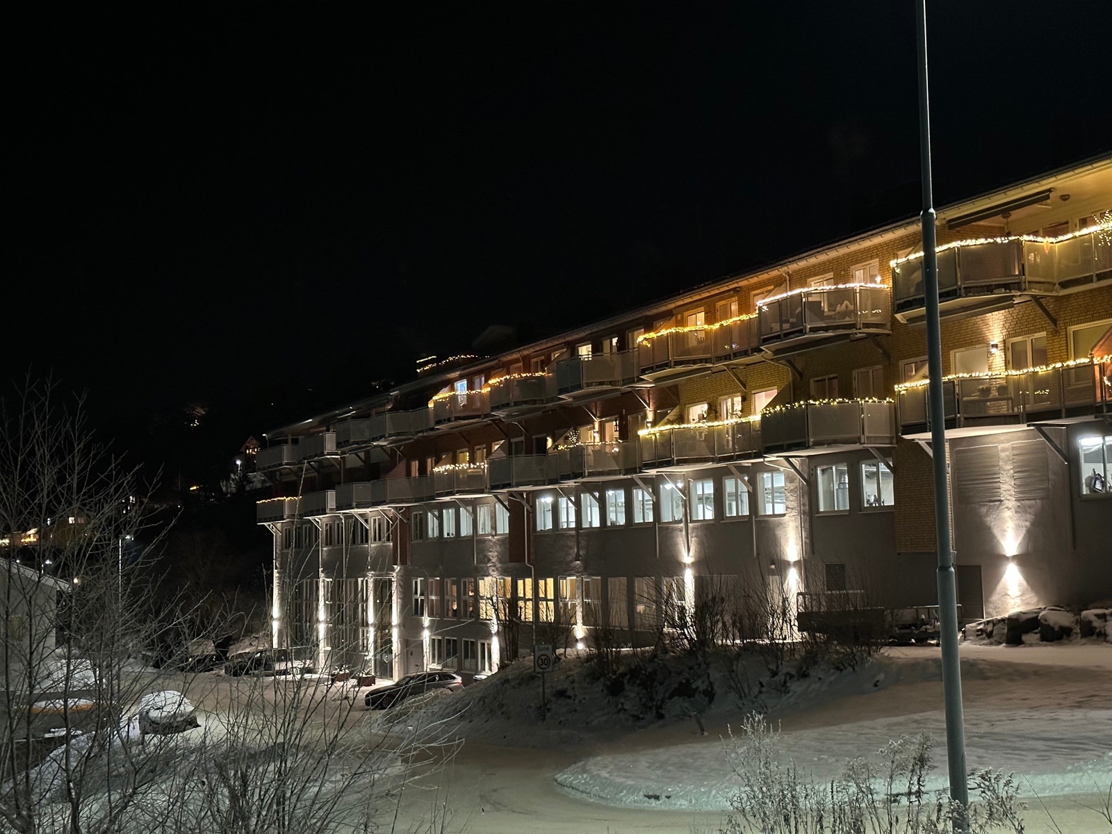 Stemningsbilde fra fasaden i vintermørket Galleribilde