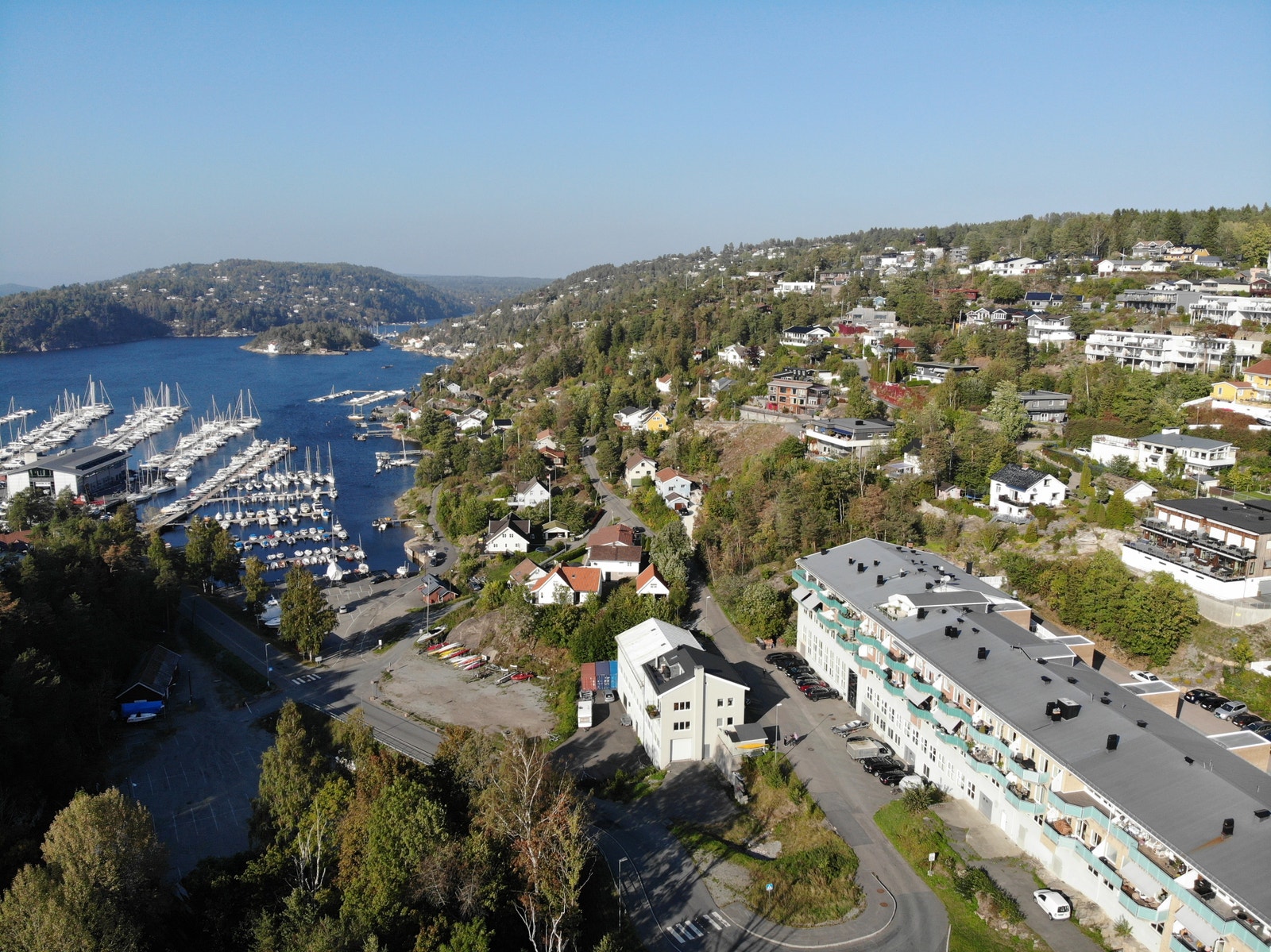 Byggets beliggenhet i forhold til Vindfangerbukta. Bildet er av eldre dato før fasaden ble oppgradert med belysning og tidsmessige farger Galleribilde
