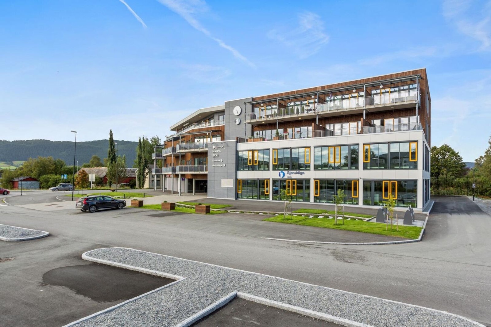Remegården har en sentral beliggenhet i Orkanger sentrum. Handel- og serveringstilbud finnes i umiddelbar nærhet, samt god tilgang på offentlig kommunikasjon. Galleribilde