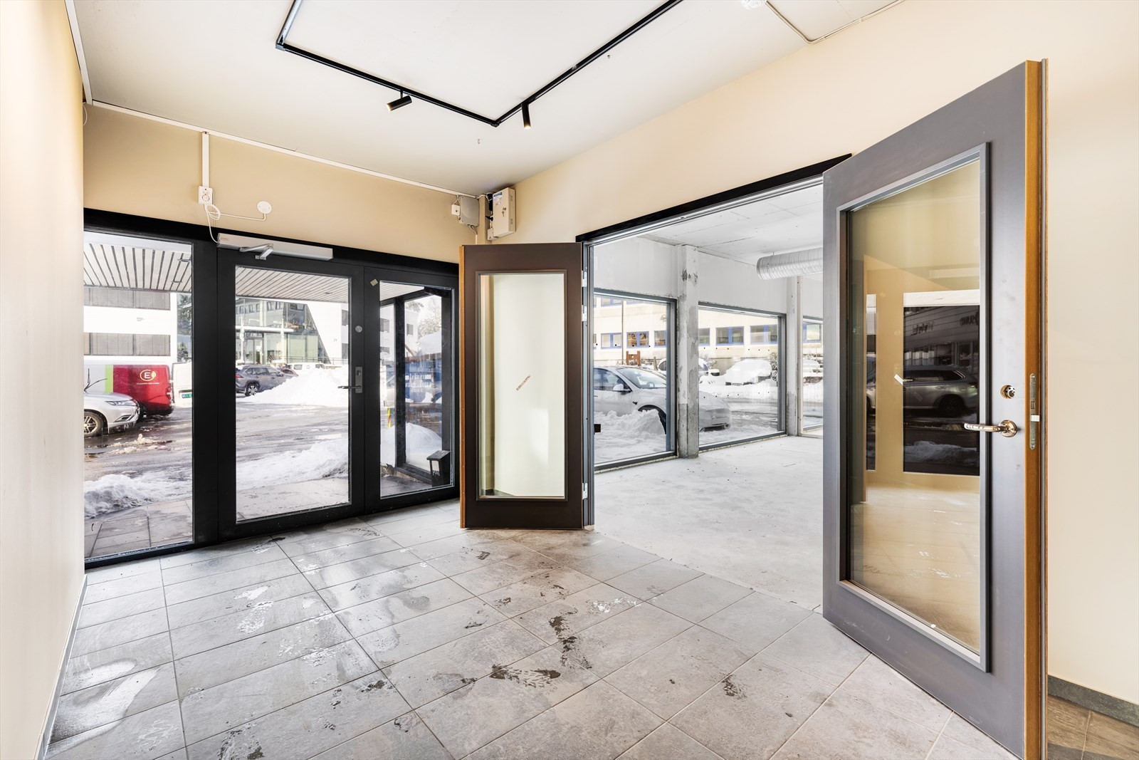 Inngang til butikk / showroom på gateplan BTA 100 m²