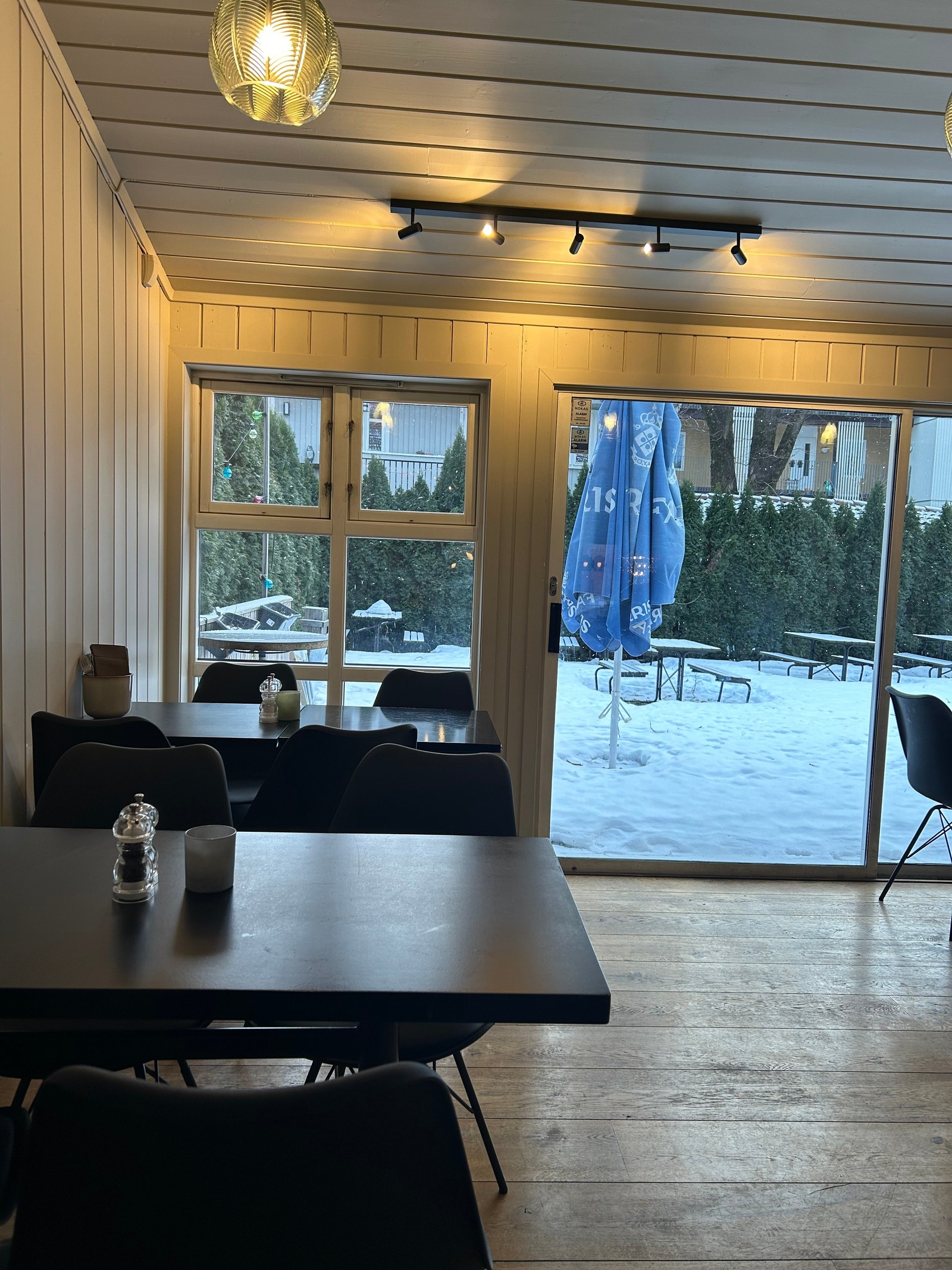 Restaurant mot hage. Galleribilde