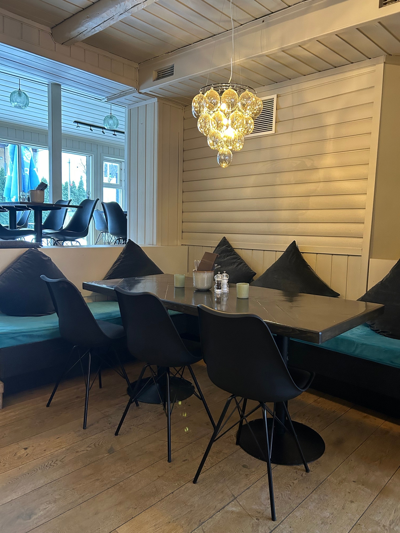 Restauranten har flere møbleringsmuligheter og opp mot 60 sitteplasser. Galleribilde