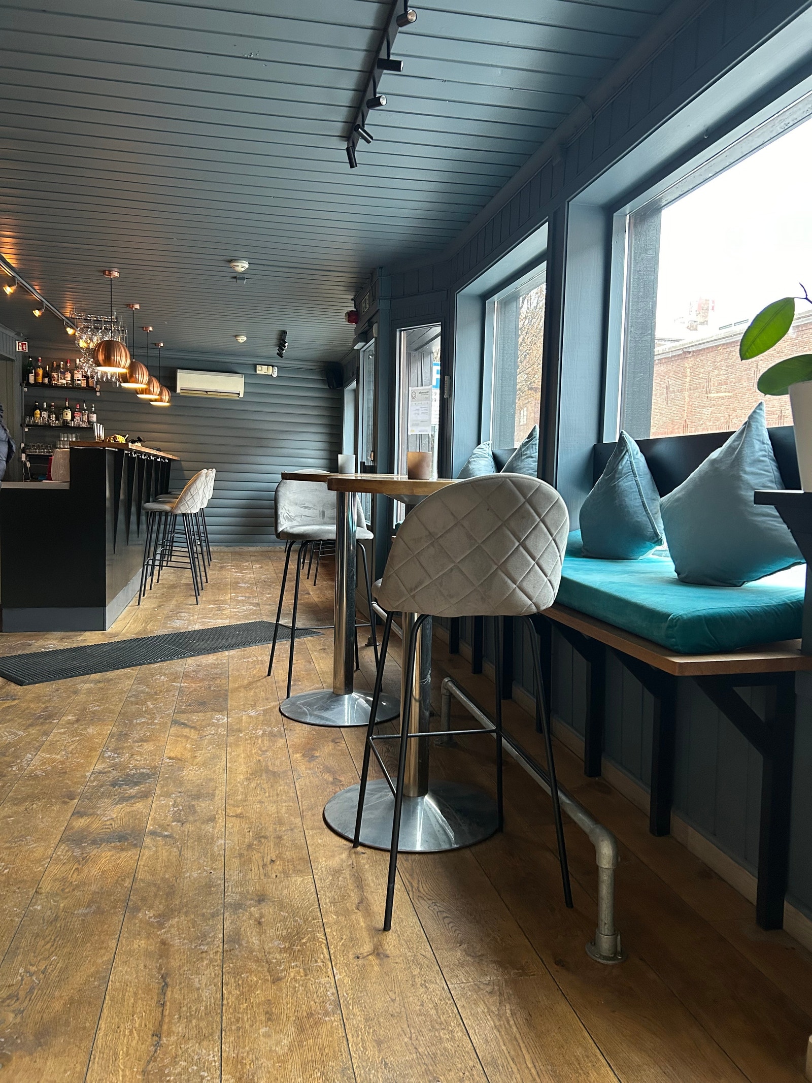 Langs vindusrekka er det ca 15 sitteplasser på barkrakker. Galleribilde