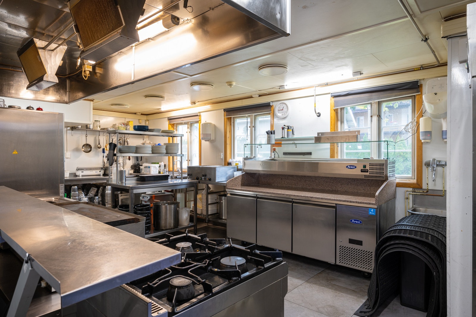 Det er romslig kjøkken med vindu mot hage. Galleribilde