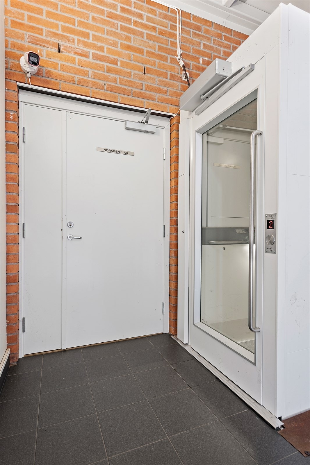 Inngang med heis Galleribilde