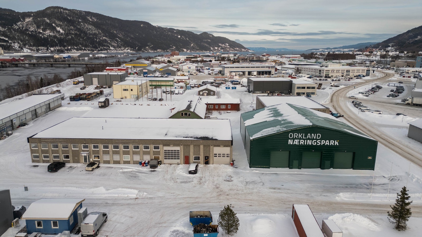 Kombinasjonseiendom areal for utelagring, kontorfasiliteter og lett industri / produksjon. Galleribilde