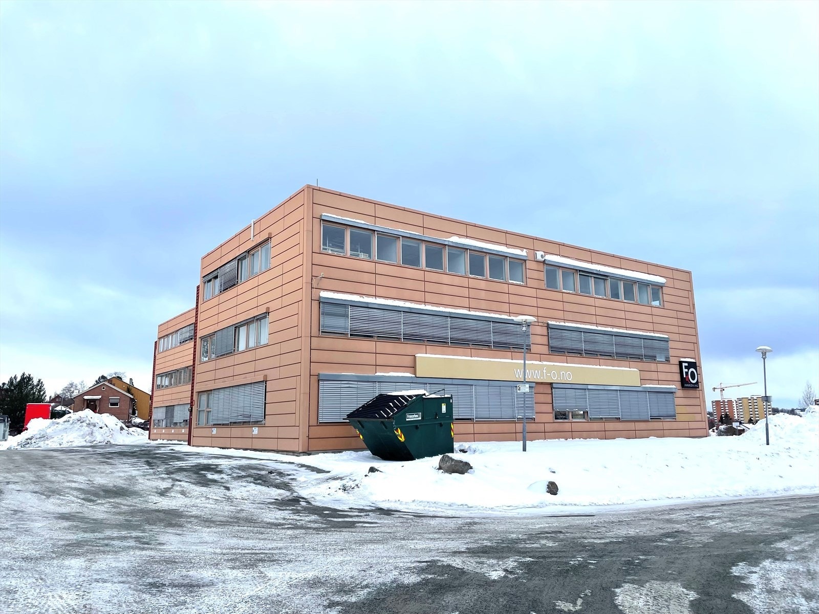 Fasade bak mot parkering.jpg Galleribilde