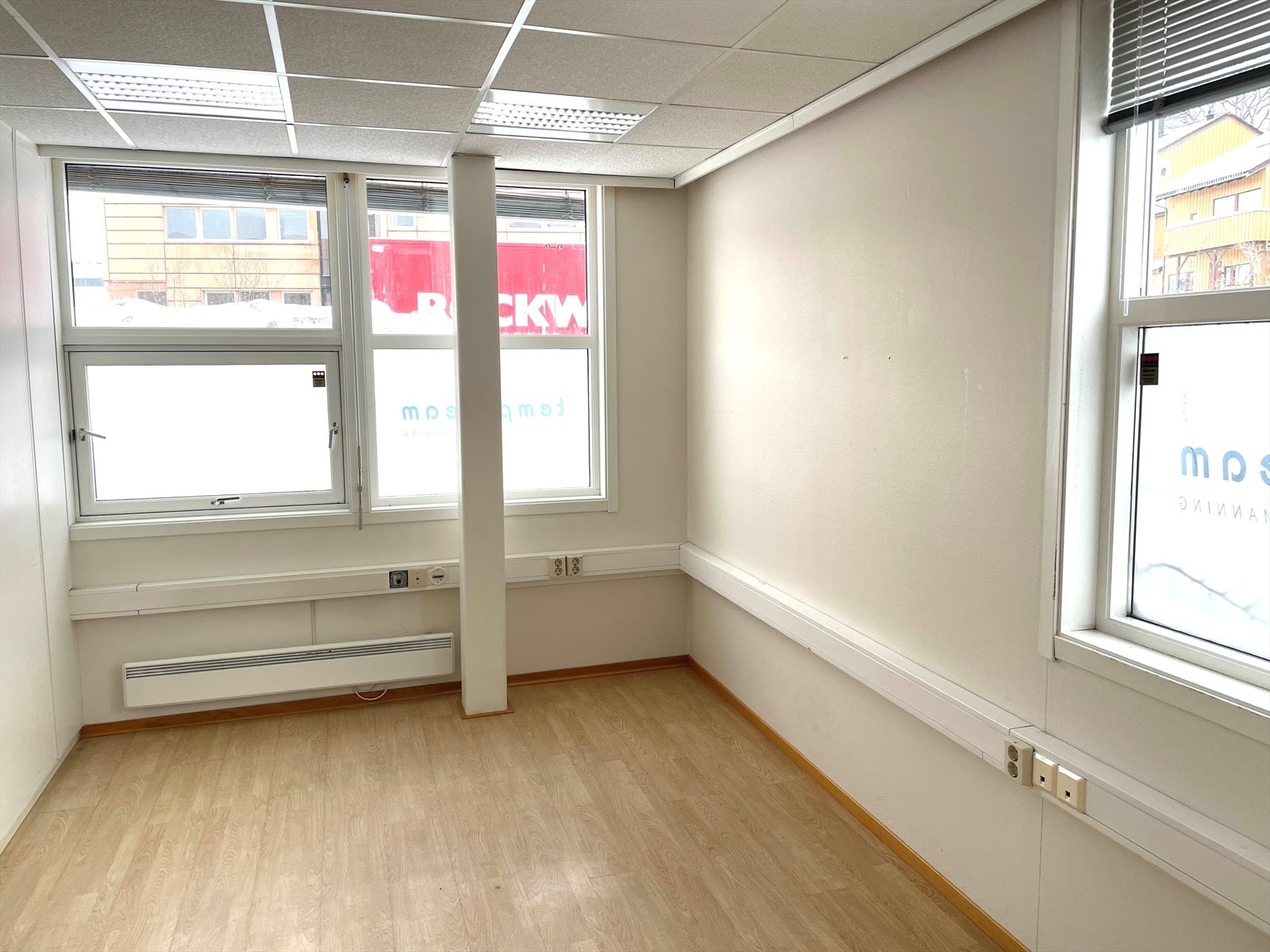 1. etasje Tidligere Temp Team lyst cellekontor Galleribilde