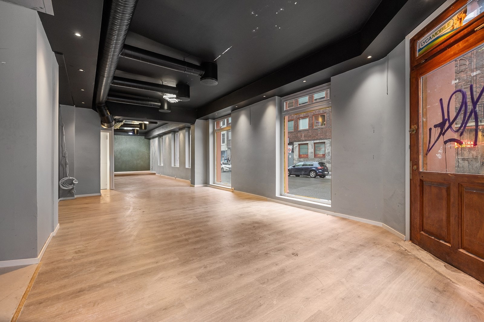 Næringsseksjonen består av 1.etg og kjellerareal som består av et kjølerom, lagerrom og disponibelt rom. Galleribilde