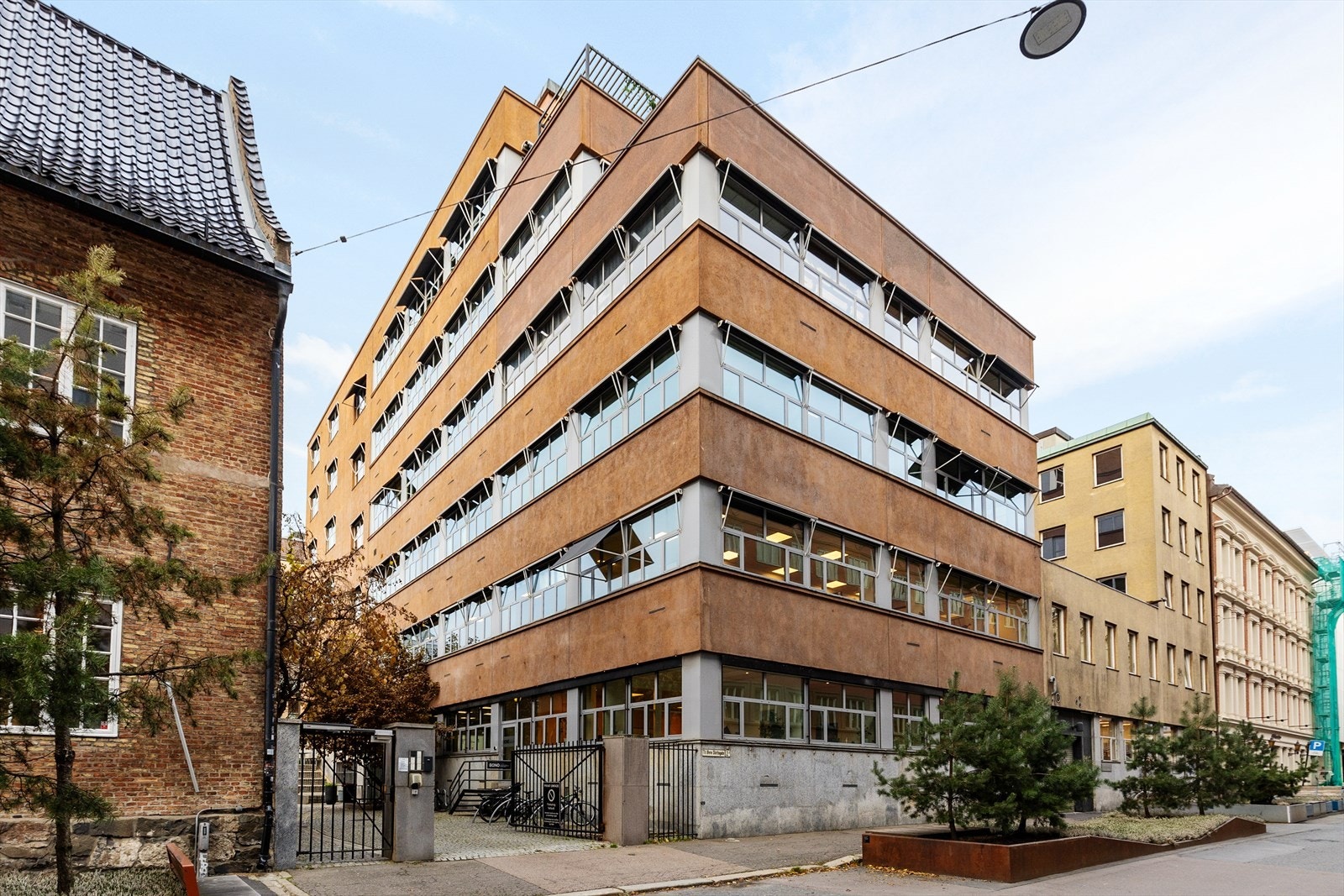 Øvre Slottsgate 2 B. Legg merke til store vindusflater. Bildet er tatt fra Nedre Slottsgate. Galleribilde