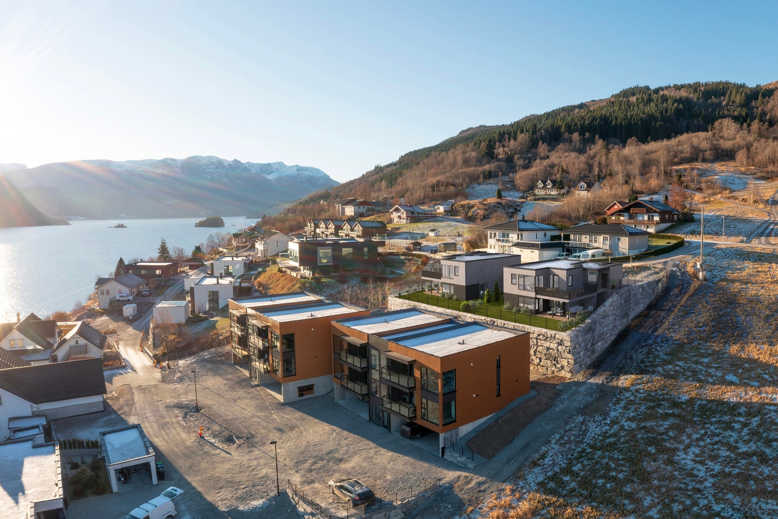 Bustadane ligger flott til på Sælasteinen. Galleribilde