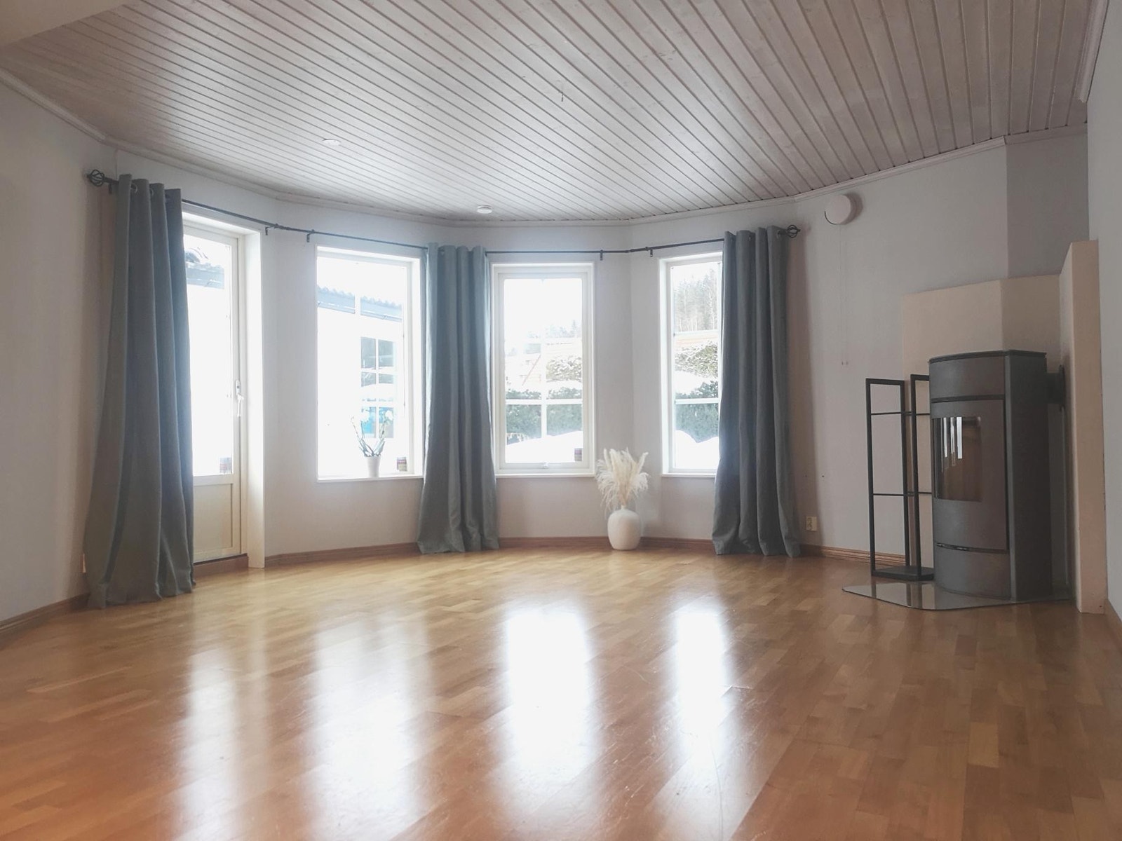 Stue med peis og utgang til uteområde Galleribilde