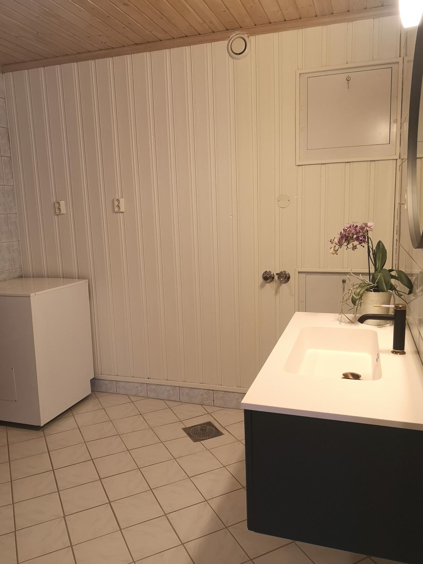 Stort bad med god plass til vaskemaskin og tørketrommel Galleribilde