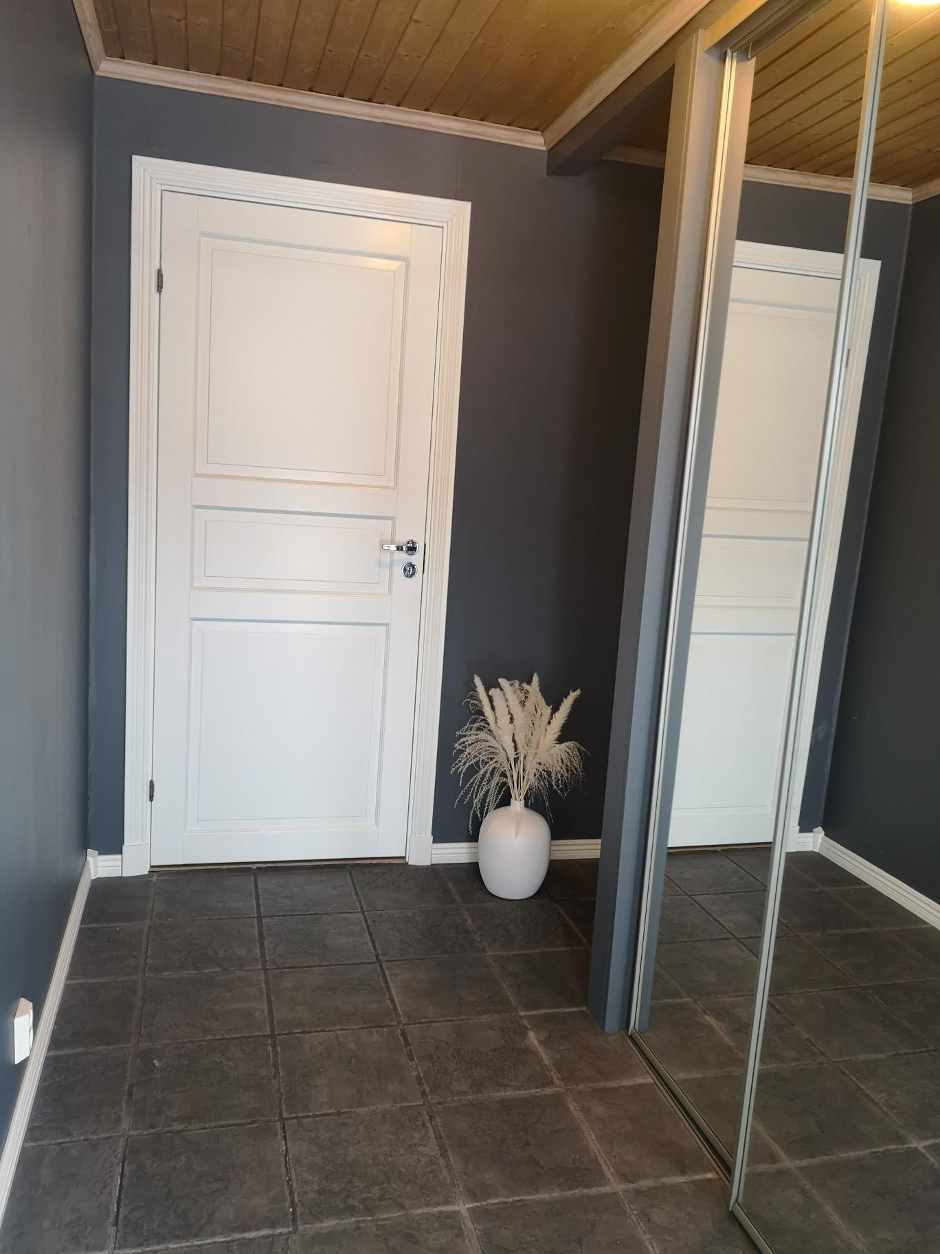 Gang med skyvedørsgarderobe Galleribilde