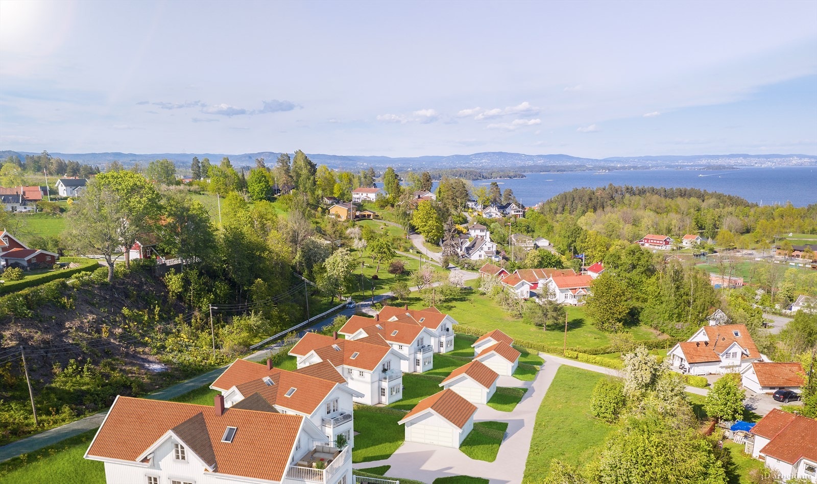 Oversiktsbilde mot fjorden Galleribilde