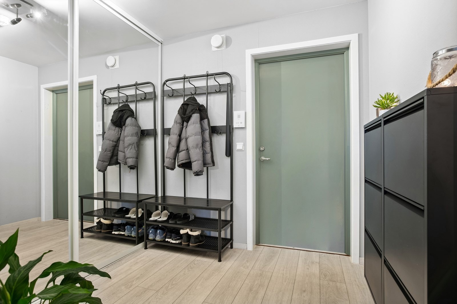 En tiltalende 2-roms leilighet. Adkomst via heis til svalgang i 3. etasje. Stor, praktisk skyvedørsgarderobe i entréen. Galleribilde