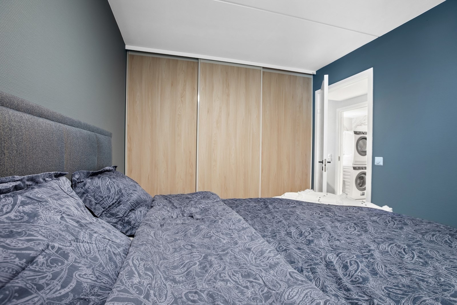 Rommet har stor skyvedørsgarderobe for oppbevaring, og plass til å innrede med dobbeltseng med tilhørende møblement. Galleribilde
