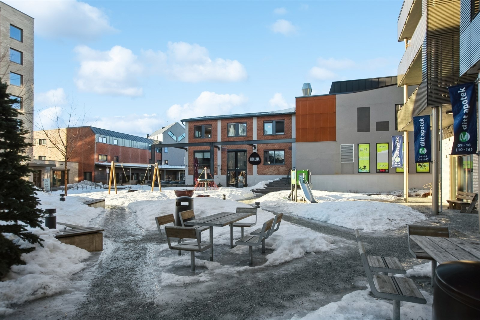 Alt du trenger i hverdagen får du i Frogner sentrum! Forøvrig er det kort vei til både Skedsmokorset, Lillestrøm og Oslo. Galleribilde